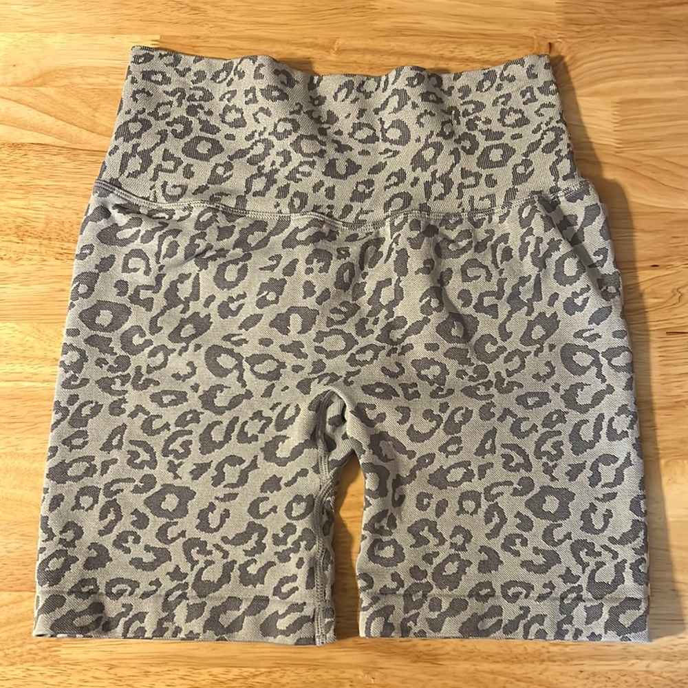 Pcheebum size large NEW scrunch bottom shorts